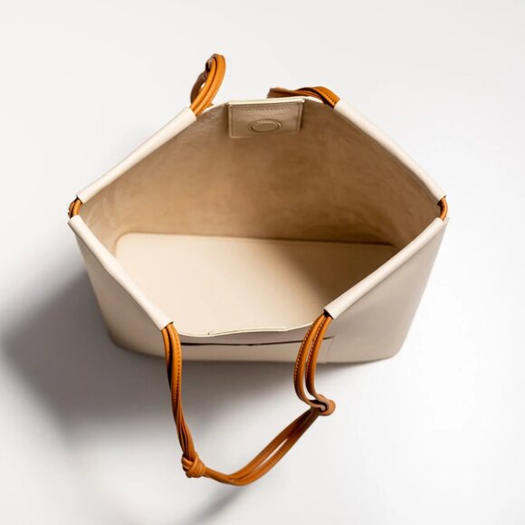 Von Holzhausen The Market Tote in Oat and Caramel - Picture 4 of 13